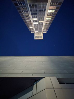 şehirde pencereleri ile modern bina