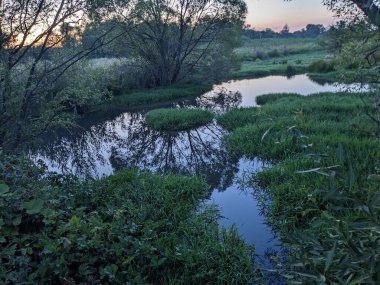 Gölün üzerinde güzel bir gün batımı