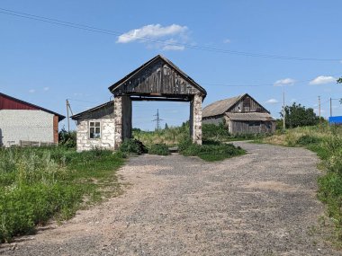 Köyde terk edilmiş bir köy evi. Rusya