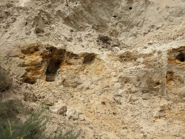 沙漠中一块大石头的沙子和沙子 — 图库照片