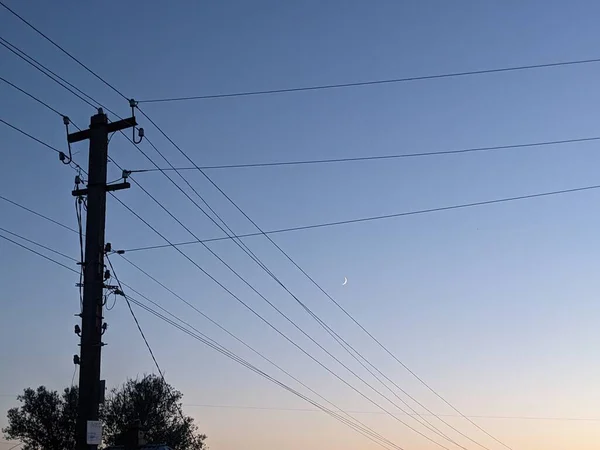 晚上高压电线路 — 图库照片