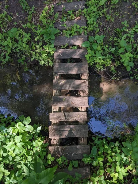 川に架かる古い木の橋 — ストック写真