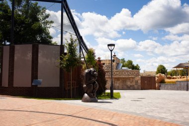 2023 yılında Ukrayna 'nın Harkiv kentindeki harabe hayvanat bahçesi.