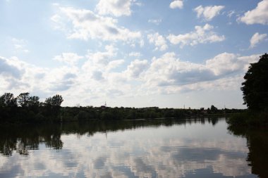 Nehir ve gölü olan güzel bir manzara.