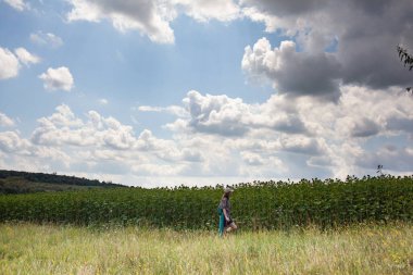 Sahada bavulu olan genç bir kız.