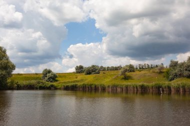 Göl ve mavi gökyüzü