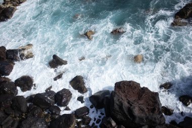 Dalgalar deniz ile kayalık sahil