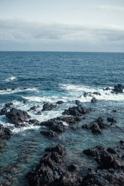 Atlantik Okyanusu 'nun kayalık kıyıları