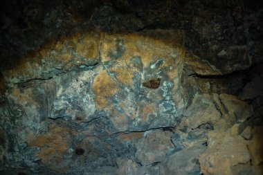 Mağaradaki eski taş duvar