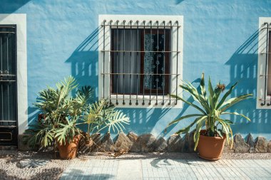 tipik İspanyol mimarisi ve sokaktaki bina