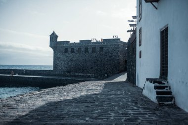 Deniz kenarındaki eski binalar