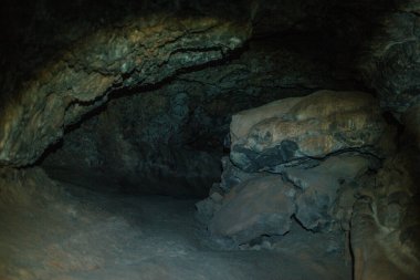 Yeraltında mağara