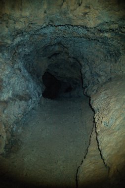 Karanlık taş mağaranın içi.