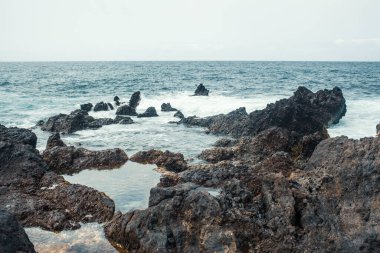 Dalgalı güzel kayalık deniz kıyıları