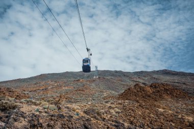 Kayalık dağlarda teleferik.