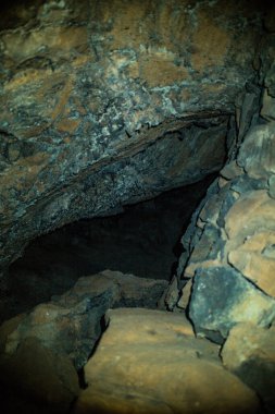 Karanlık taş mağaranın içinde