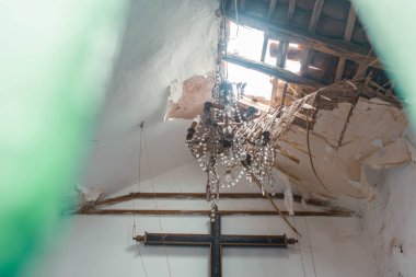 Eski kilisenin terk edilmiş tavanı