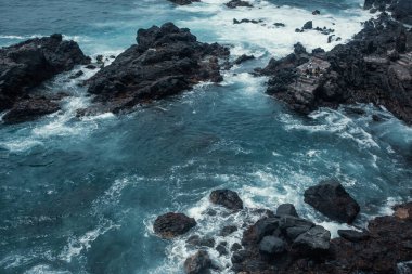 Dalgalı güzel kayalık deniz kıyıları