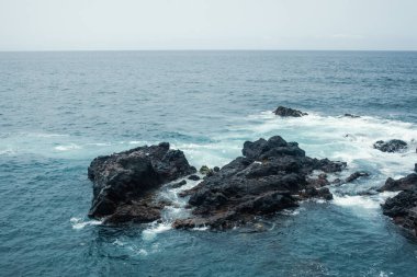 Dalgalı güzel kayalık deniz kıyıları