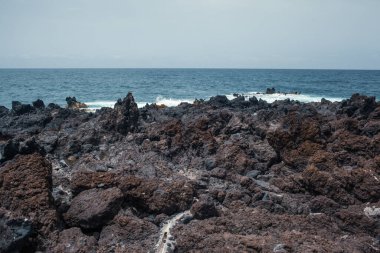 Dalgalı güzel kayalık deniz kıyıları