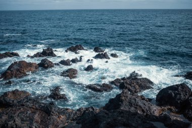 Dalgalı güzel kayalık deniz kıyıları