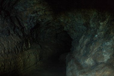 Karanlık taş mağaranın içinde