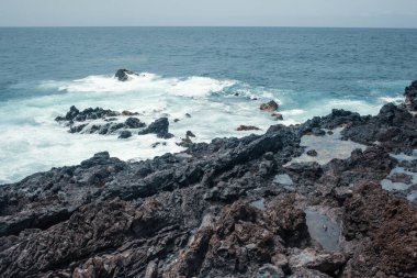 Dalgalı güzel kayalık deniz kıyıları