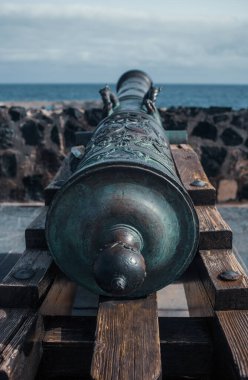 Deniz kıyısındaki eski top