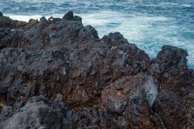Dalgalı güzel kayalık deniz kıyıları
