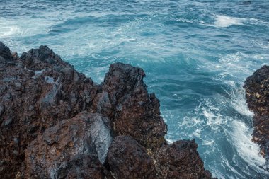 Dalgalı güzel kayalık deniz kıyıları