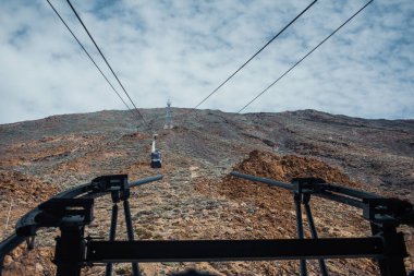 Kayalık dağlarda teleferik
