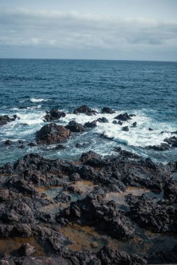 Dalgalı güzel kayalık deniz kıyıları