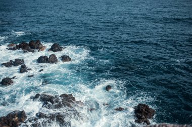 Dalgalı güzel kayalık deniz kıyıları