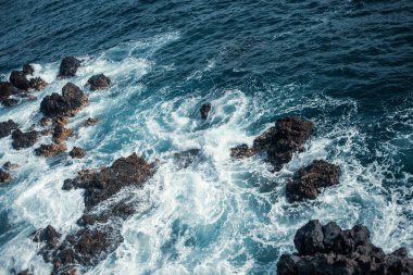 Dalgalı güzel kayalık deniz kıyıları