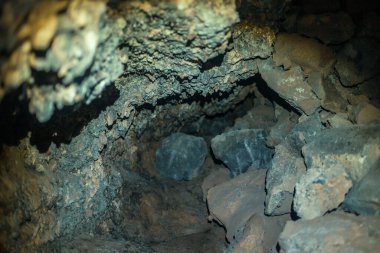 Karanlık kayalık mağaranın içinde