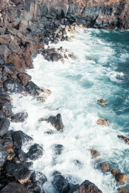 Dalgalı güzel kayalık deniz kıyıları