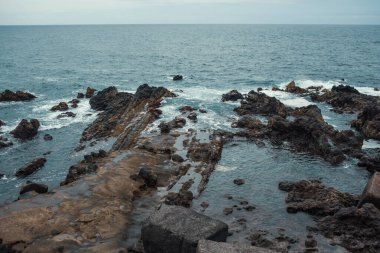 Dalgalı güzel kayalık deniz kıyıları