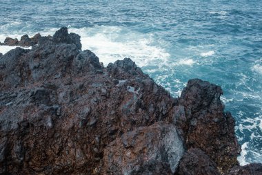 Dalgalı güzel kayalık deniz kıyıları