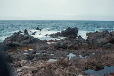 Dalgalı güzel kayalık deniz kıyıları