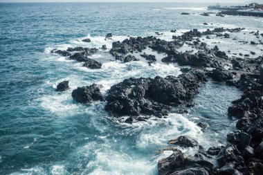 Dalgalı güzel kayalık deniz kıyıları
