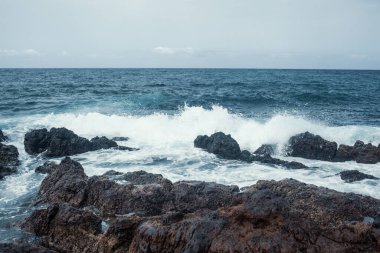 Dalgalı güzel kayalık deniz kıyıları