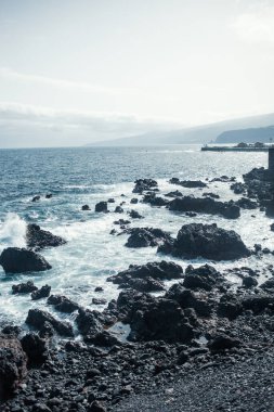 Dalgalı güzel kayalık deniz kıyıları