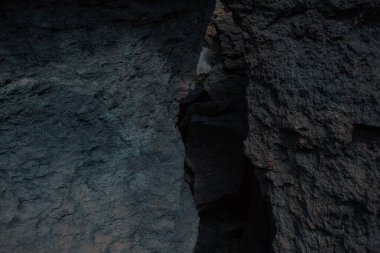 Karanlık kayalık mağaranın içinde