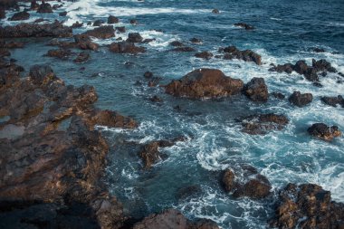 Dalgalı güzel kayalık deniz kıyıları