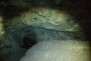 Karanlık kayalık mağaranın içinde