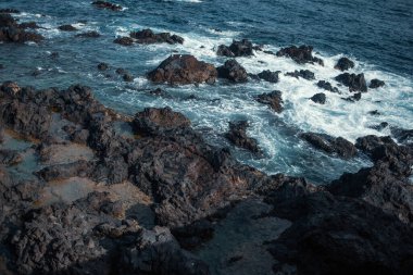 Dalgalı güzel kayalık deniz kıyıları
