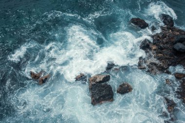 Dalgalı güzel kayalık deniz kıyıları