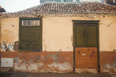 Şehirdeki tipik eski ev.