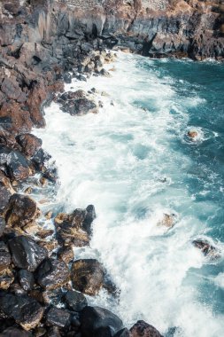 Dalgalı güzel kayalık deniz kıyıları