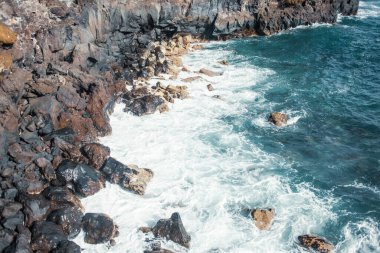 Dalgalı güzel kayalık deniz kıyıları